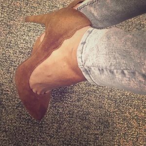 Crown Vintage Camel Suede Pump